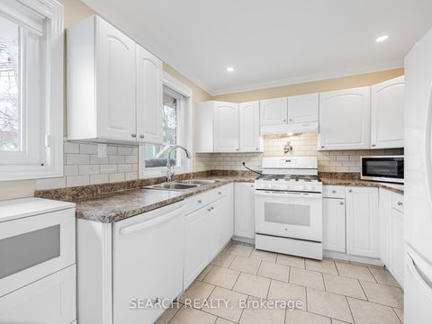 Photo 14 at 41 Hamilton Drive, Leslie Valley, Newmarket