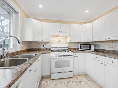 Photo 15 at 41 Hamilton Drive, Leslie Valley, Newmarket