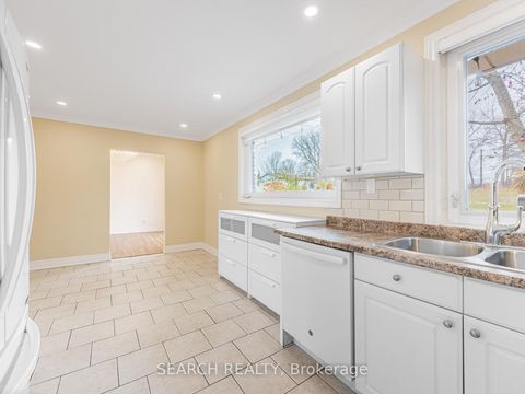 Photo 16 at 41 Hamilton Drive, Leslie Valley, Newmarket