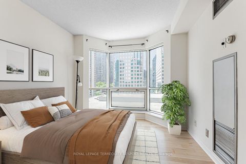 Photo 4 at 811 - 10 Queens Quay W, Waterfront Communities C1, Toronto