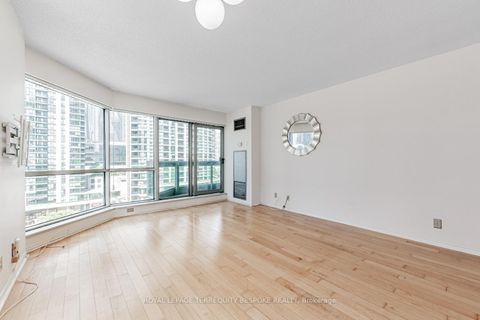 Photo 11 at 811 - 10 Queens Quay W, Waterfront Communities C1, Toronto