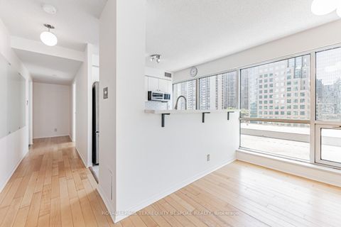 Photo 15 at 811 - 10 Queens Quay W, Waterfront Communities C1, Toronto
