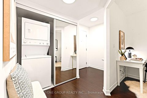 Photo 4 at 605 - 761 Bay Street, Bay Street Corridor, Toronto