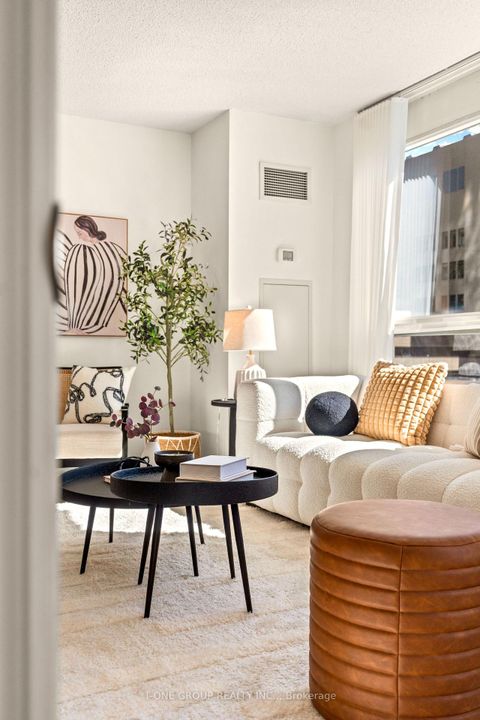 Photo 16 at 605 - 761 Bay Street, Bay Street Corridor, Toronto