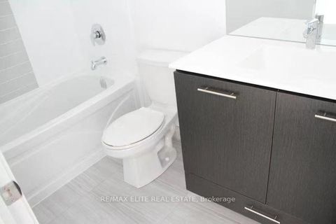 Photo 4 at 805 - 435 Richmond Street W, Waterfront Communities C1, Toronto