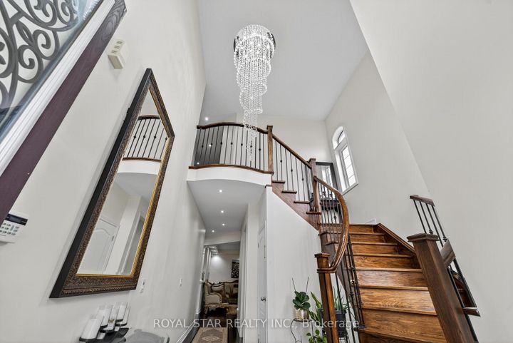 Photo 7 at 61 Aldersgate Drive, Northwest Brampton, Brampton