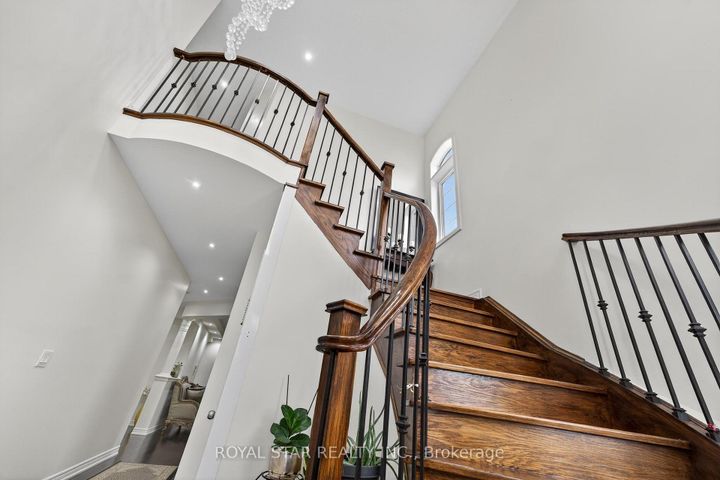 Photo 9 at 61 Aldersgate Drive, Northwest Brampton, Brampton