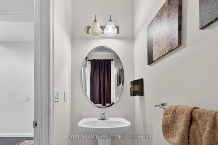 Photo 10 at 61 Aldersgate Drive, Northwest Brampton, Brampton