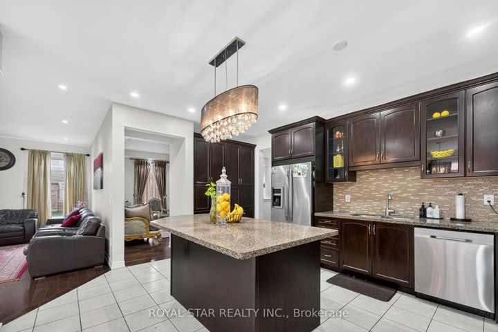 Photo 11 at 61 Aldersgate Drive, Northwest Brampton, Brampton