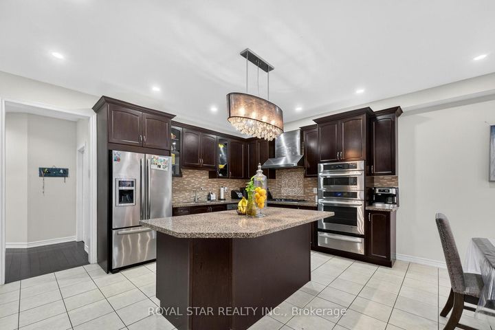 Photo 12 at 61 Aldersgate Drive, Northwest Brampton, Brampton