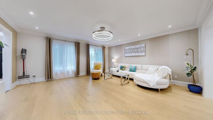 Photo 10 at 1 Whitelaw Court, Grandview, Markham