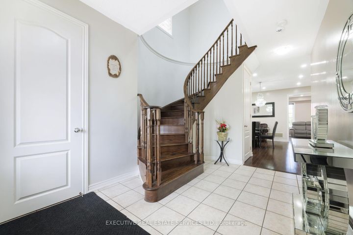 Photo 5 at 37 Ross Drive, Wellington, Brampton