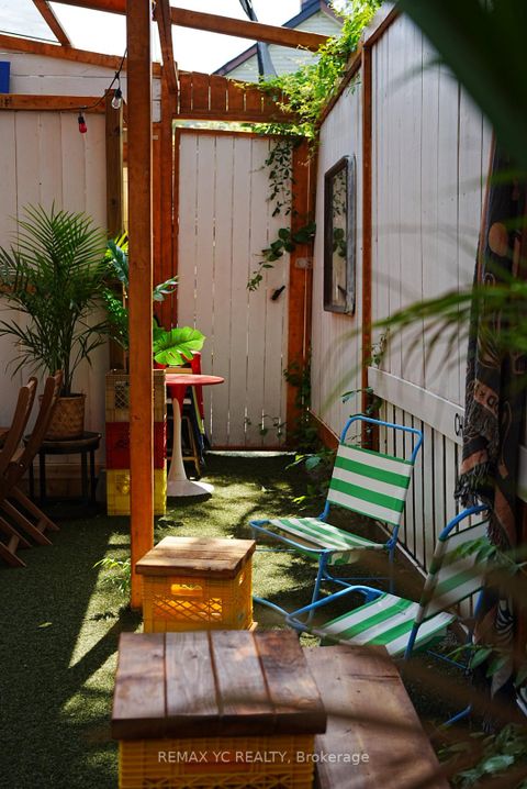 Photo 4 at 811 Queen Street W, Niagara, Toronto