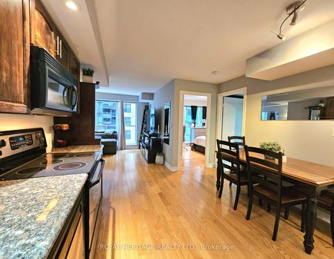 Photo 3 at 807 - 270 Wellington Street W, Waterfront Communities C1, Toronto