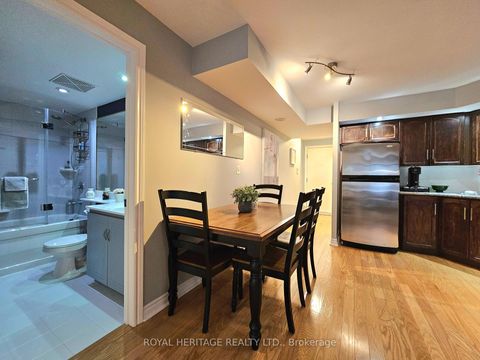 Photo 12 at 807 - 270 Wellington Street W, Waterfront Communities C1, Toronto
