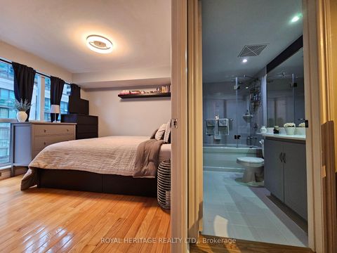 Photo 17 at 807 - 270 Wellington Street W, Waterfront Communities C1, Toronto