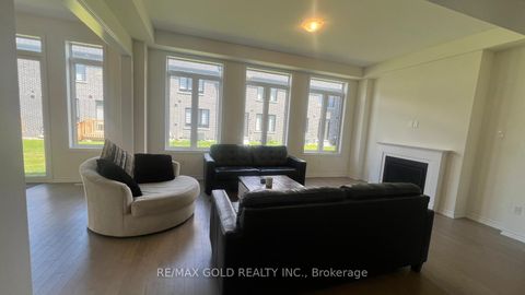 Photo 2 at 112 Weslock Crescent, Bayview Northeast, Aurora