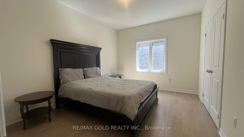 Photo 9 at 112 Weslock Crescent, Bayview Northeast, Aurora