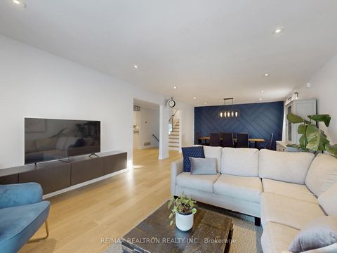 Photo 2 at 40 Eastlea Crescent, L'Amoreaux, Toronto