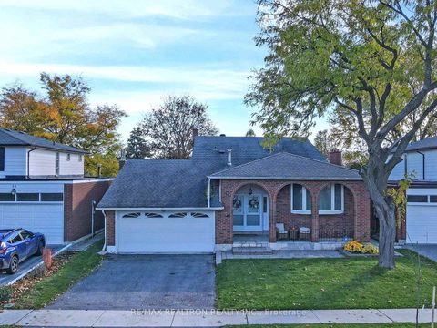 Photo 26 at 40 Eastlea Crescent, L'Amoreaux, Toronto