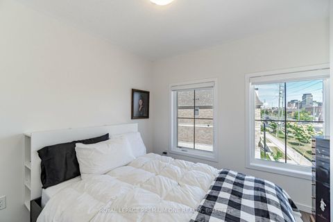 Photo 5 at 2 Seacoasts Circle, Maple, Vaughan