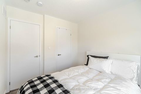 Photo 6 at 2 Seacoasts Circle, Maple, Vaughan