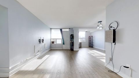Photo 2 at 715 - 5 Shady Golfway, Flemingdon Park, Toronto
