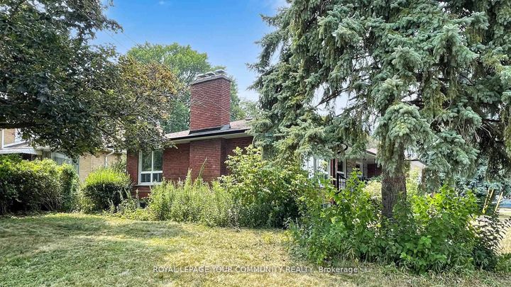 Photo 3 at 39 Silverview Drive, Newtonbrook East, Toronto