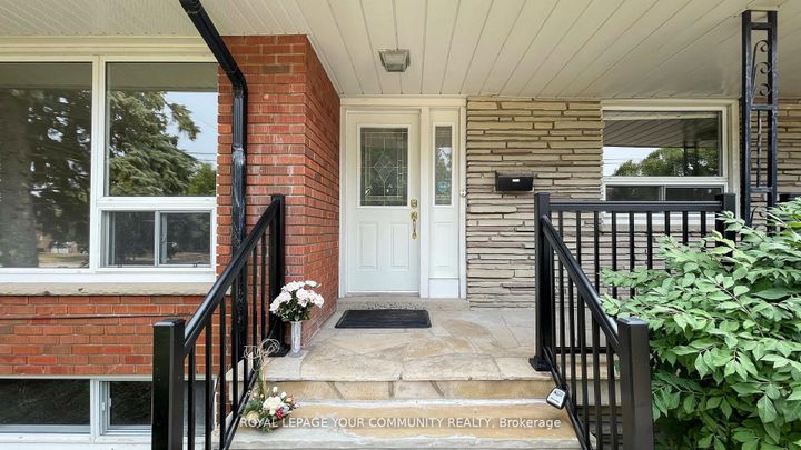 Photo 5 at 39 Silverview Drive, Newtonbrook East, Toronto