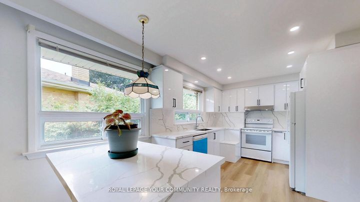 Photo 11 at 39 Silverview Drive, Newtonbrook East, Toronto