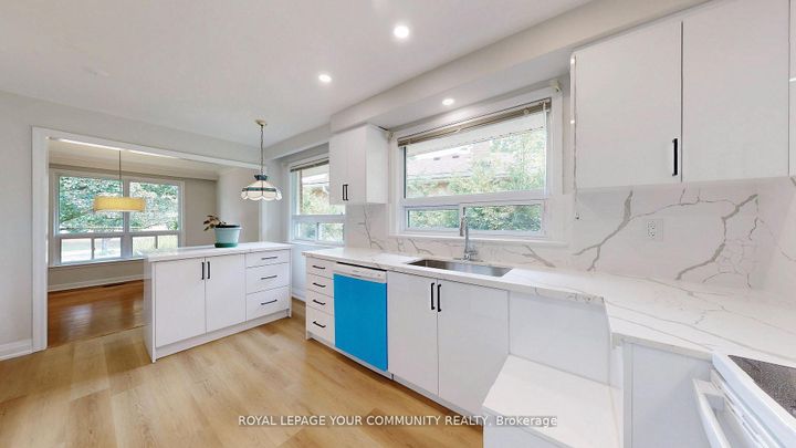 Photo 12 at 39 Silverview Drive, Newtonbrook East, Toronto