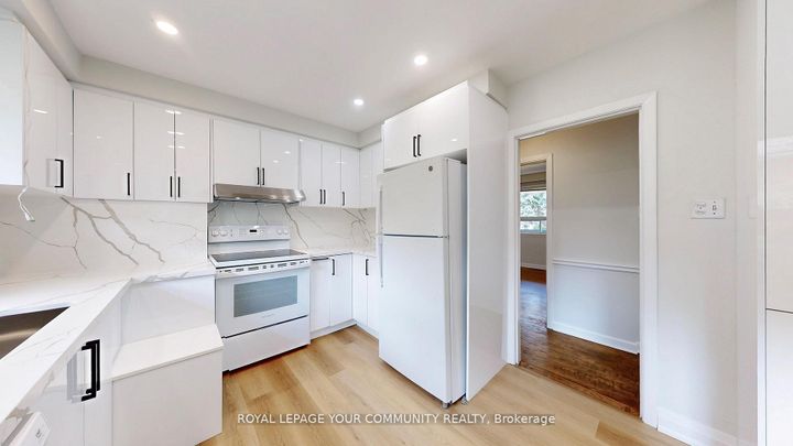 Photo 14 at 39 Silverview Drive, Newtonbrook East, Toronto