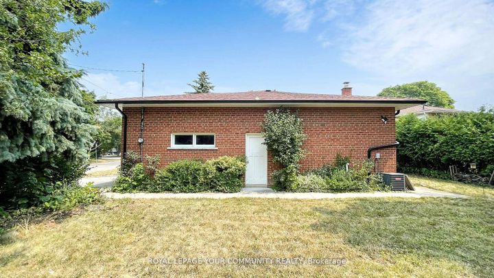 Photo 43 at 39 Silverview Drive, Newtonbrook East, Toronto