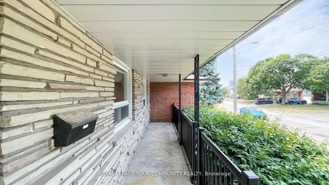 Photo 4 at 39 Silverview Drive, Newtonbrook East, Toronto