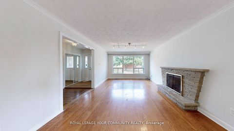 Photo 7 at 39 Silverview Drive, Newtonbrook East, Toronto