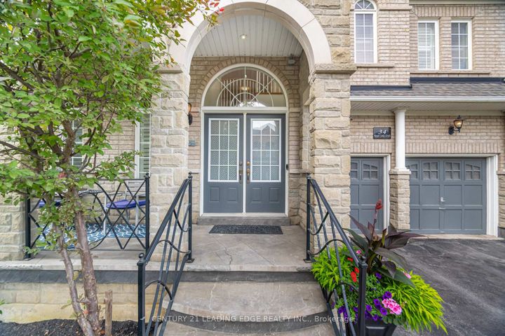 Photo 3 at 34 Royal Links Circle, Vales of Castlemore North, Brampton