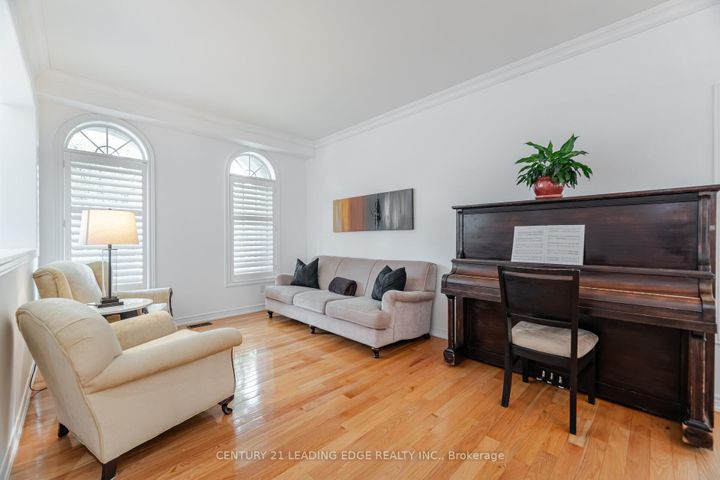 Photo 5 at 34 Royal Links Circle, Vales of Castlemore North, Brampton