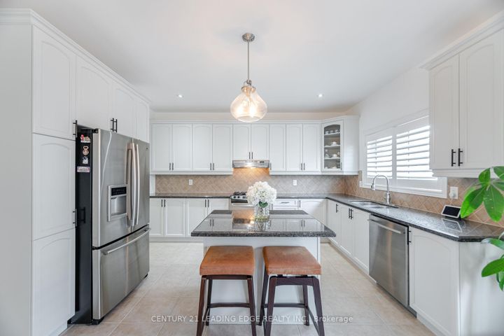 Photo 8 at 34 Royal Links Circle, Vales of Castlemore North, Brampton