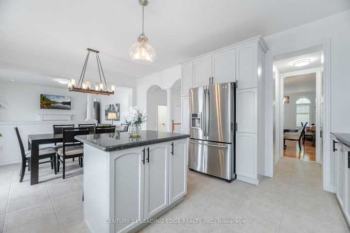 Photo 9 at 34 Royal Links Circle, Vales of Castlemore North, Brampton