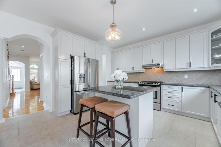 Photo 10 at 34 Royal Links Circle, Vales of Castlemore North, Brampton