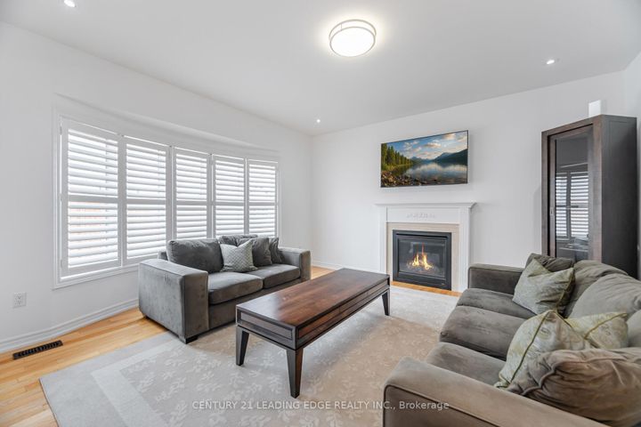 Photo 11 at 34 Royal Links Circle, Vales of Castlemore North, Brampton