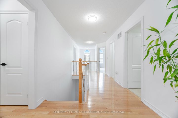 Photo 14 at 34 Royal Links Circle, Vales of Castlemore North, Brampton