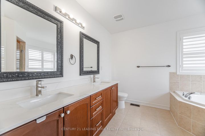 Photo 16 at 34 Royal Links Circle, Vales of Castlemore North, Brampton