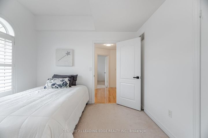 Photo 17 at 34 Royal Links Circle, Vales of Castlemore North, Brampton