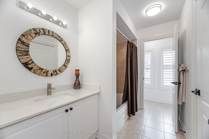 Photo 18 at 34 Royal Links Circle, Vales of Castlemore North, Brampton