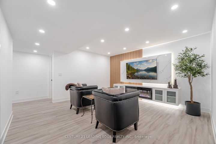 Photo 21 at 34 Royal Links Circle, Vales of Castlemore North, Brampton