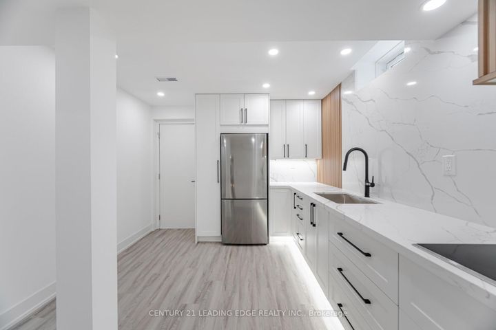 Photo 26 at 34 Royal Links Circle, Vales of Castlemore North, Brampton