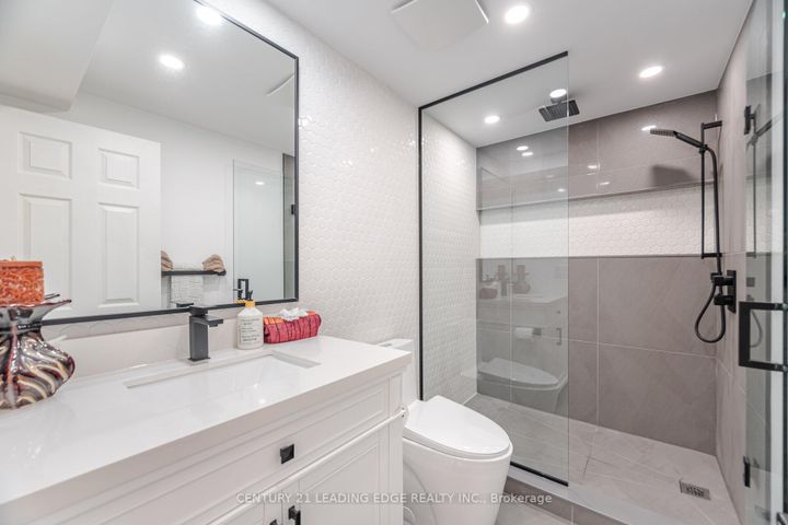 Photo 27 at 34 Royal Links Circle, Vales of Castlemore North, Brampton