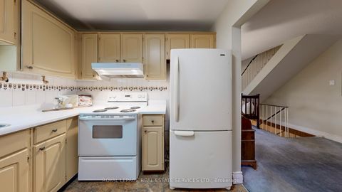 Photo 9 at 33 - 9 Plum Tree Way, Branson, Toronto