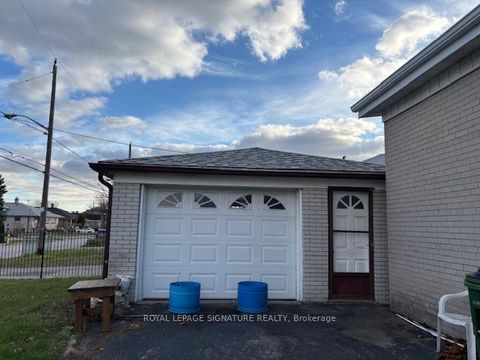 Photo 2 at 1 Brady Crescent, Jane Heights, Toronto